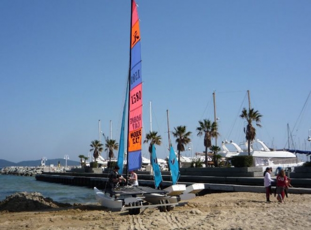  catamarán deportivo en el Var